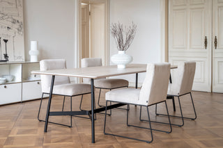 Ein Mitarbeiter des Stocker Teams bei der Einrichtungsberatung in Erlangen.