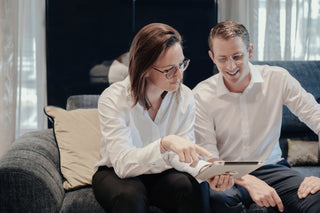 Planung der maßgeschneiderten Raumlösungen durch zwei Mitarbeiter von Stocker Einrichten