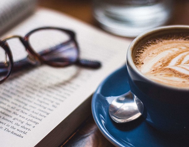 Kaffeetasse mit Buch in gemütlicher Atmosphäre